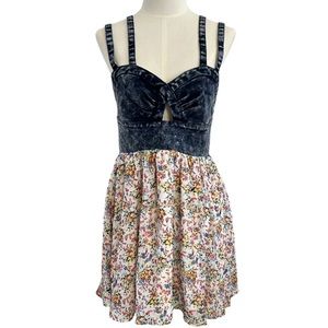 🔥Material Girl Beautiful Blue 💎Denim Floral dress. Size M.